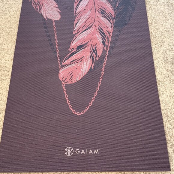 Crocheted Green Yoga Mat Bag Includes Gaiam Purple Printed Feather Mat - Picture 7 of 7